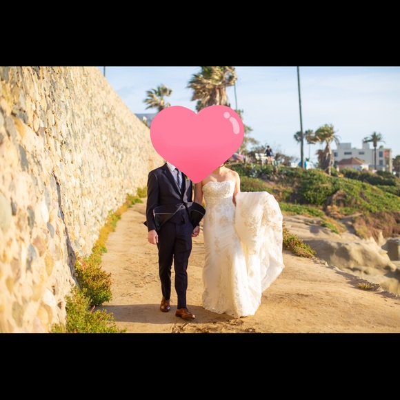 White fitted flare wedding dress - Picture 2 of 3